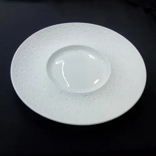 #BU6511; Ceramic 10.5" rd. plate #YP/WT 